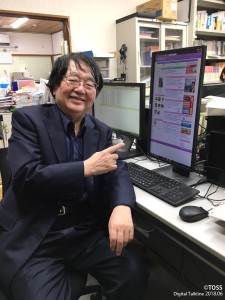 向山先生のパソコンは、SNSが見やすい縦型ディスプレイ（の時もある）