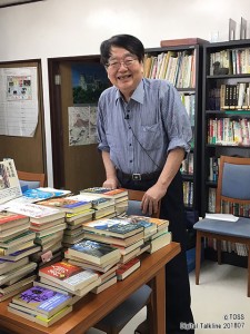 机に積まれた森村誠一先生の著書と向山先生
