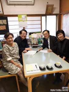 写真の真ん中にコチョウランが。