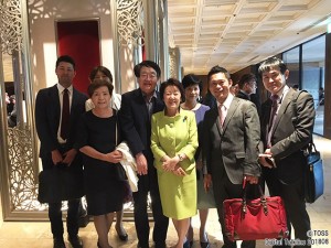 山谷えり子議員とTOSSのメンバーで記念写真。