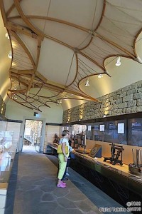 レオナルド・ダ・ヴィンチのスケッチとそれを立体化した模型がたくさん展示されている（翼、飛行機、空気スクリュー、自転車、橋など）。レオナルド・ダ・ヴィンチの博物館（ヴィンチ村）