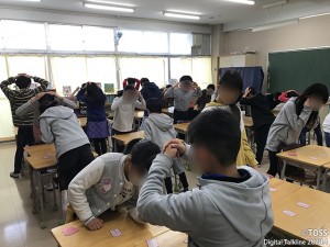 P54_クラスでの五色百人一首の様子 - コピー