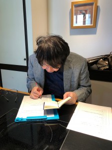 手帳を見ながら向山日記を書く。書く時は眼鏡を外す向山先生。