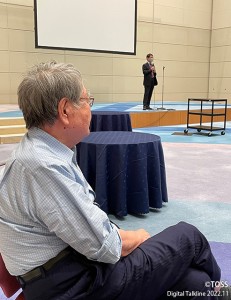 ②遠くの谷先生