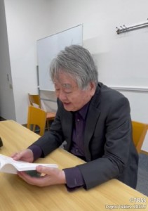 P75_01_音読する向山先生