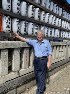 P75 美崎眞弓画像1(提灯と向山先生)